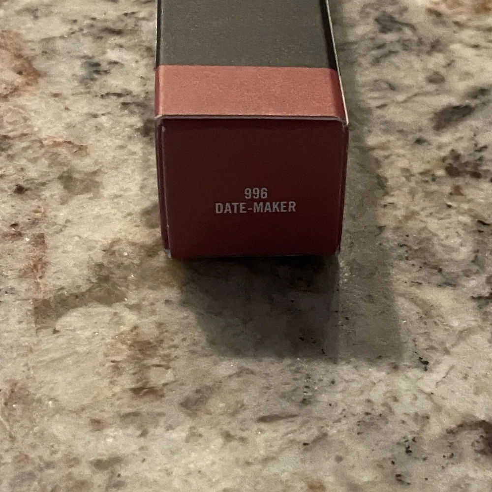 💄 MAC Powder Kiss Liquid Lipcolour 996 Date-Maker – NEW IN BOX